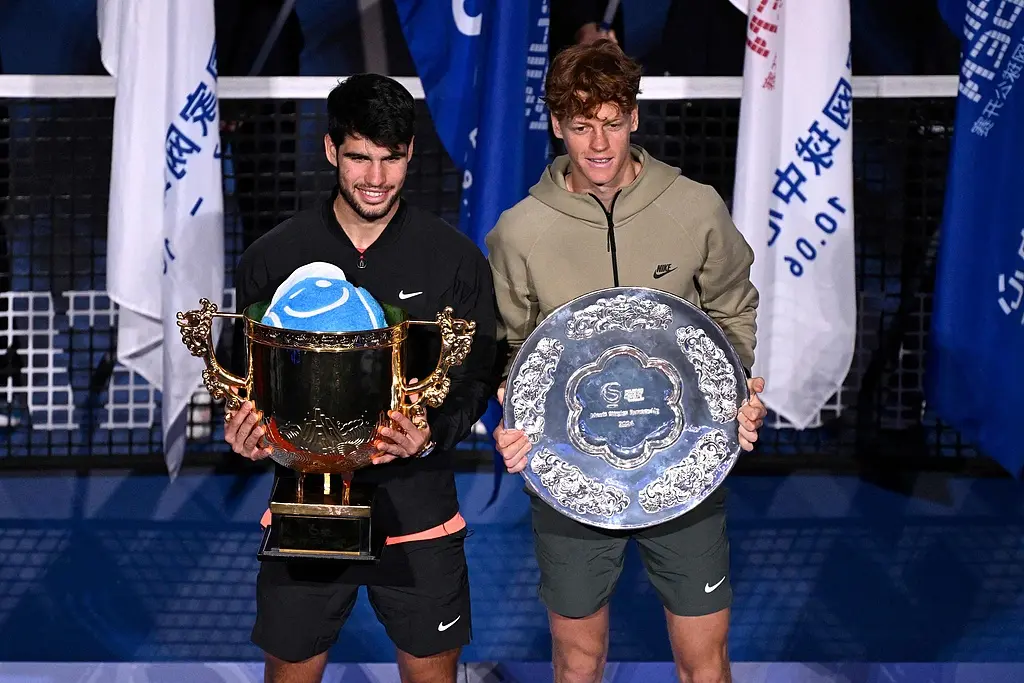 而他在涉及, 辛纳在中国, 个位置蝉联